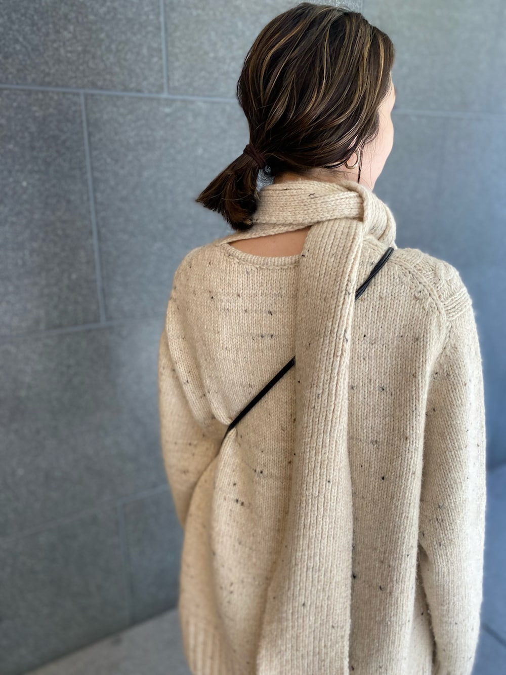 ブラック系のブーツ、ベージュ系のその他パンツ、ブラック系のショルダーバッグを着用したレディースの春コーディネートの2枚目の写真