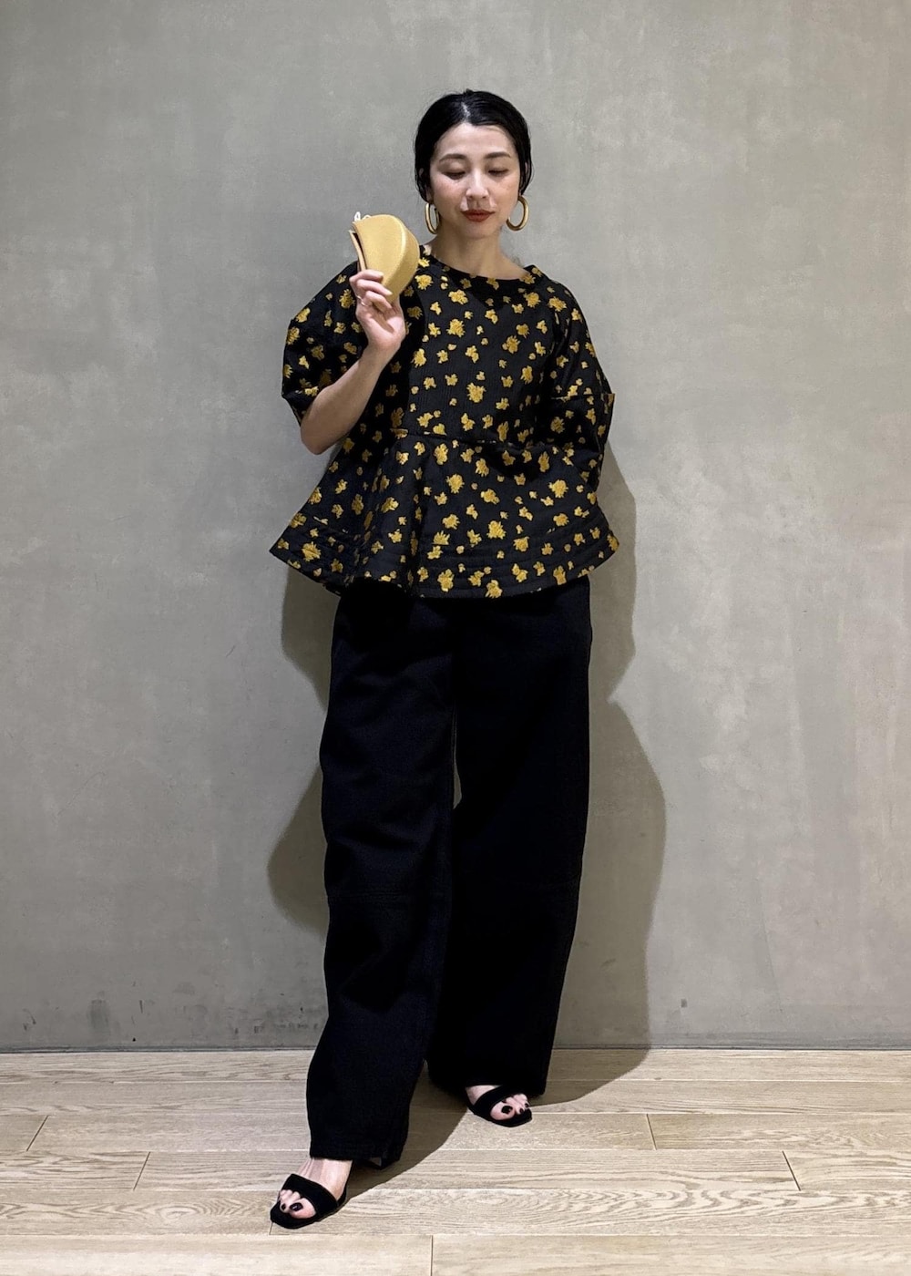 ブラック系のシャツ/ブラウス、ブラック系のその他パンツ、イエロー系のキーホルダーを着用したレディースの冬コーディネートの7枚目の写真