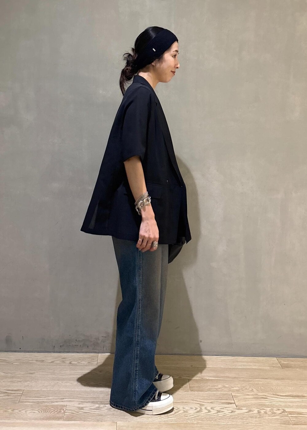 ブラック系のシャツ/ブラウス、ブルー系のデニムパンツ、シルバー系のネックレスを着用したレディースの夏コーディネートの3枚目の写真