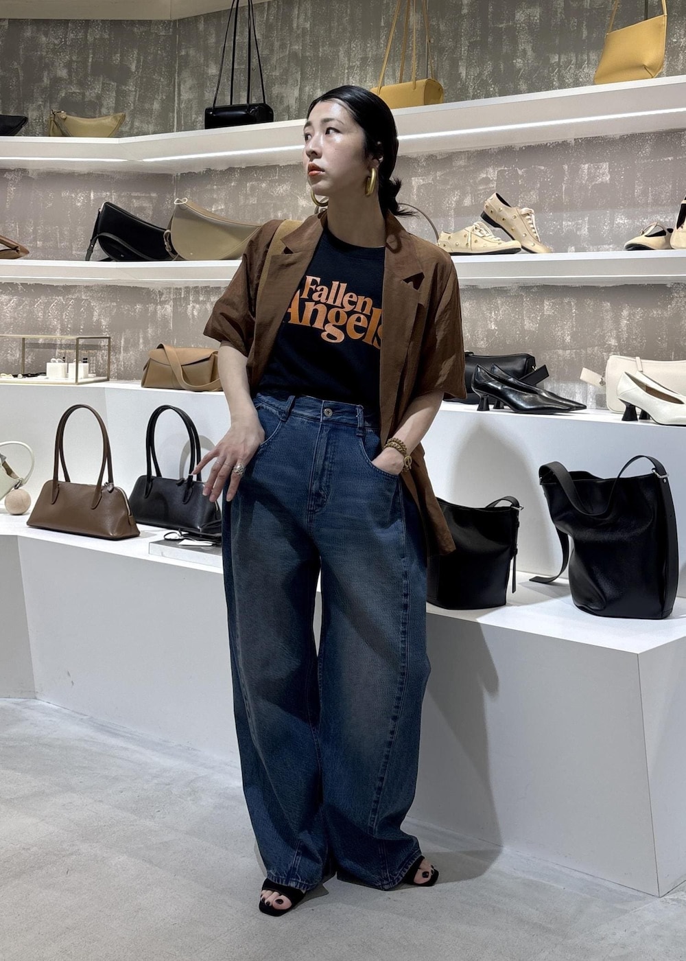 イエロー系のテーラードジャケット、ブルー系のデニムパンツ、ブラック系のTシャツ/カットソーを着用したレディースの春コーディネートの9枚目の写真