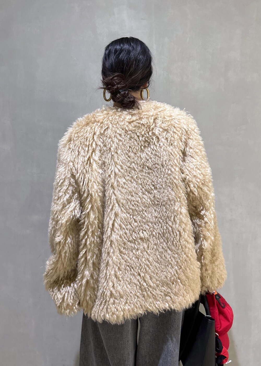 ブラック系のデニムパンツ、ブラック系のTシャツ/カットソー、ベージュ系のその他アウターを着用したレディースの秋コーディネートの9枚目の写真