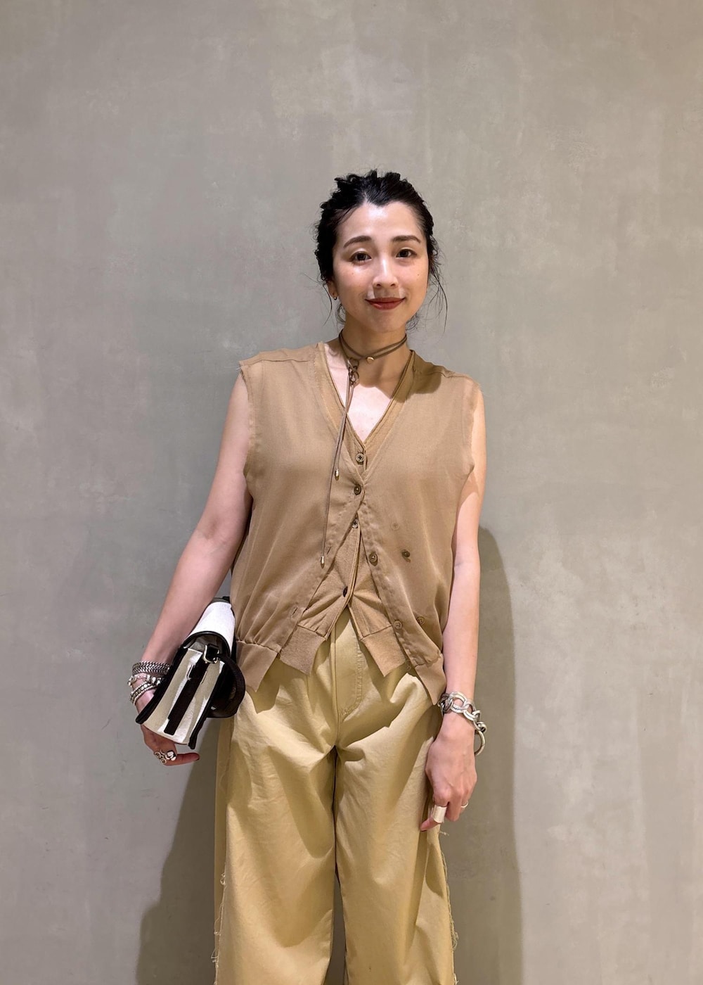 ベージュ系のTシャツ/カットソーを着用したレディースの夏コーディネートの10枚目の写真