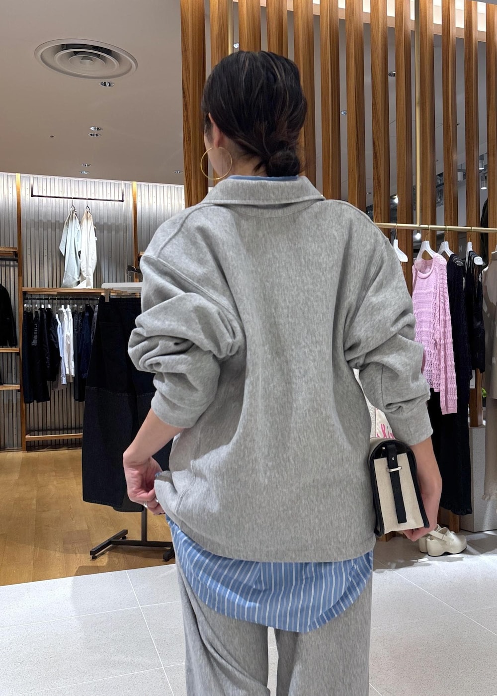 グレー系のスウェット、グレー系のその他パンツ、ブルー系のシャツ/ブラウスを着用したレディースの春コーディネートの10枚目の写真