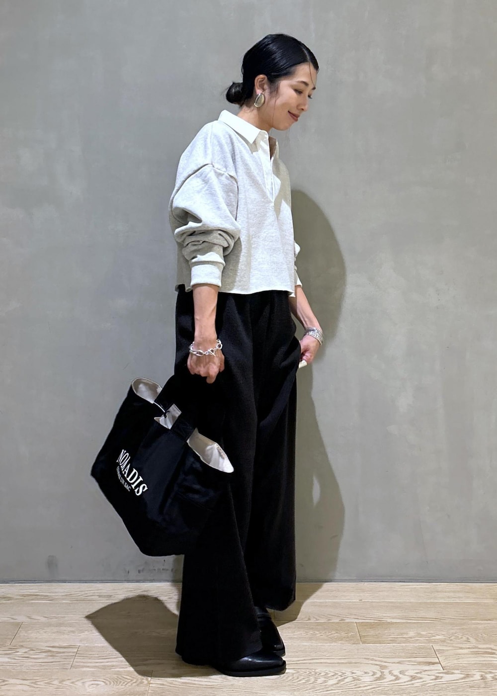 グレー系のその他パンツ、ブラック系のトートバッグ、ホワイト系のTシャツ/カットソーを着用したレディースの秋コーディネートの3枚目の写真