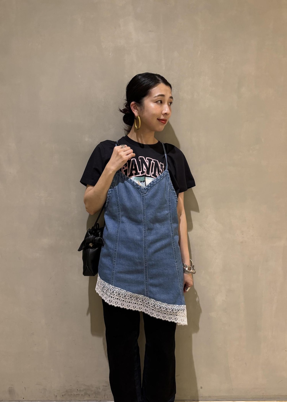 グレー系のTシャツ/カットソー、ブルー系のキャミソール、ブルー系のデニムパンツを着用したレディースの夏コーディネートの6枚目の写真