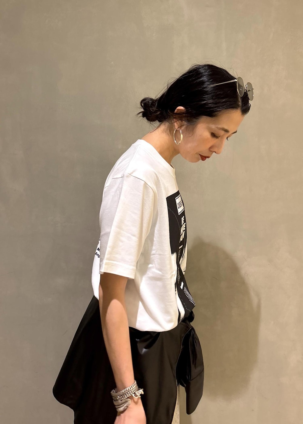 ブラック系のローファー、ベージュ系のショルダーバッグ、グレー系のTシャツ/カットソーを着用したレディースの夏コーディネートの9枚目の写真