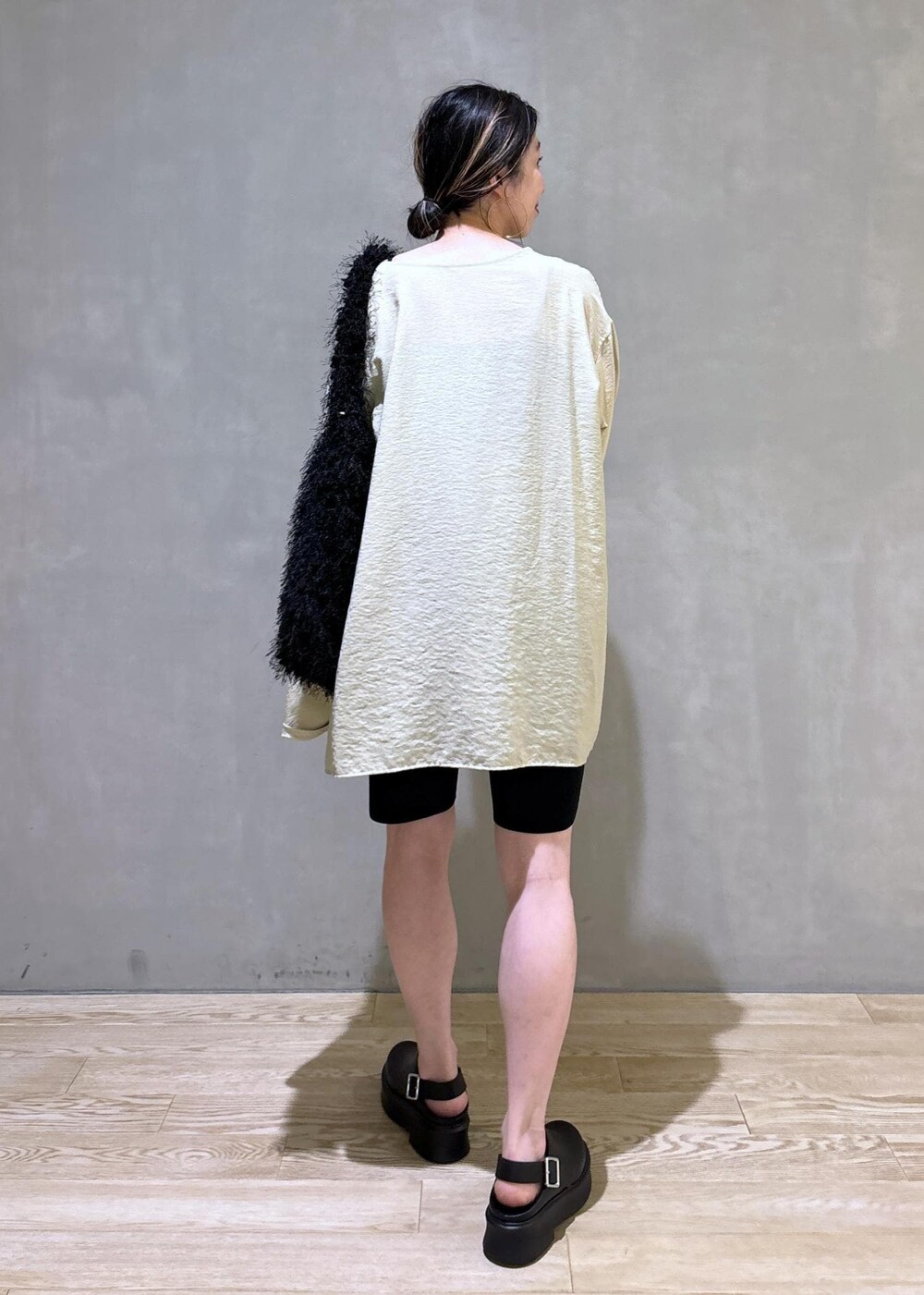 ブラック系のその他パンツ、ブラック系のサンダル、ベージュ系のシャツ/ブラウスを着用したレディースの夏コーディネートの6枚目の写真