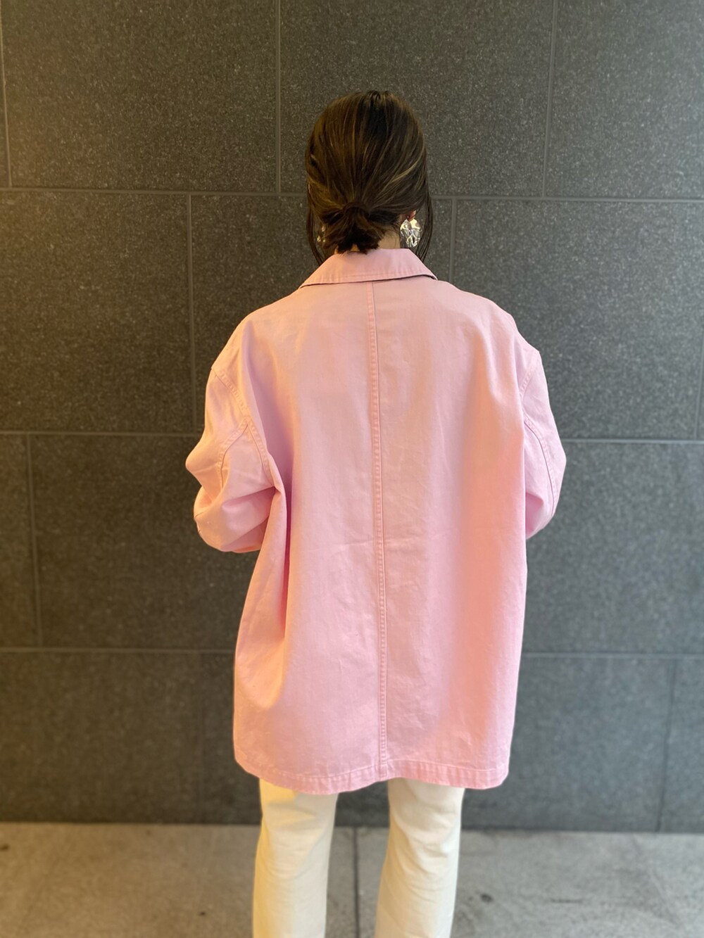 ピンク系のジャケット/アウター、ホワイト系のバッグ、ホワイト系のデニムパンツを着用したレディースの春コーディネートの5枚目の写真