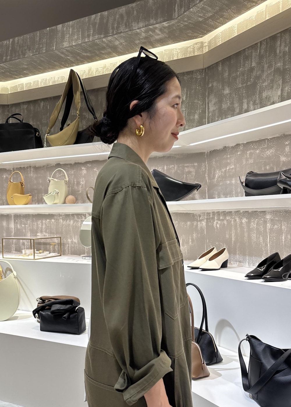 ブラウン系のサロペット/オーバーオール、ブラック系のその他小物を着用したレディースの春コーディネートの8枚目の写真