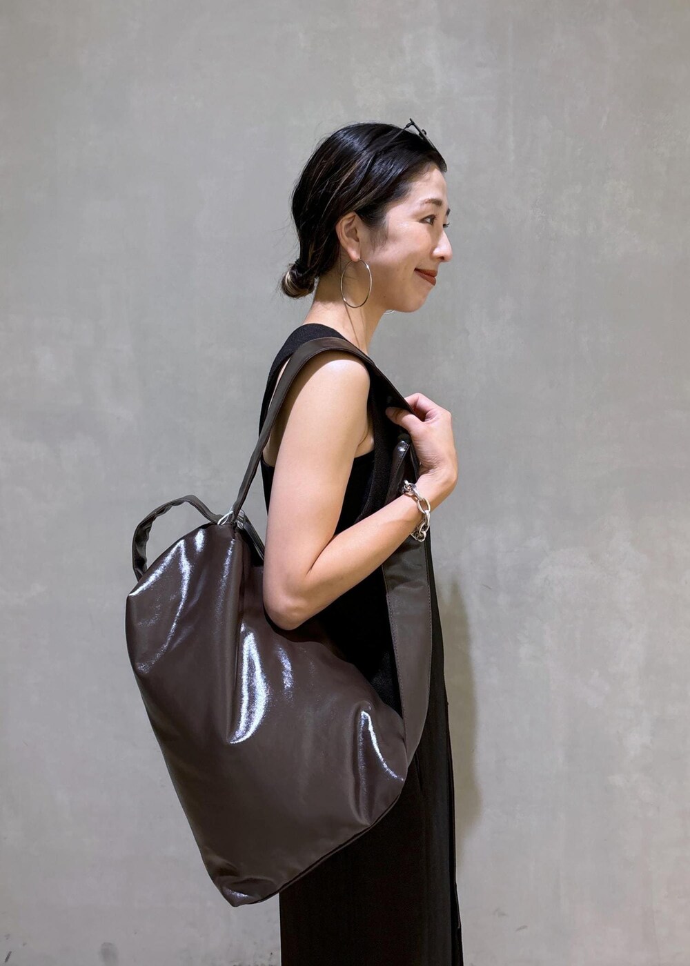 ブラック系のその他パンツ、ブラック系のチューブトップ、ブラック系のサンダルを着用したレディースの夏コーディネートの9枚目の写真