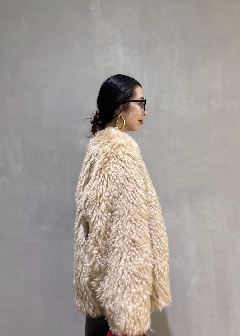 ブラック系のデニムパンツ、ブラック系のTシャツ/カットソー、ベージュ系のその他アウターを着用したレディースの秋コーディネートの8枚目の写真