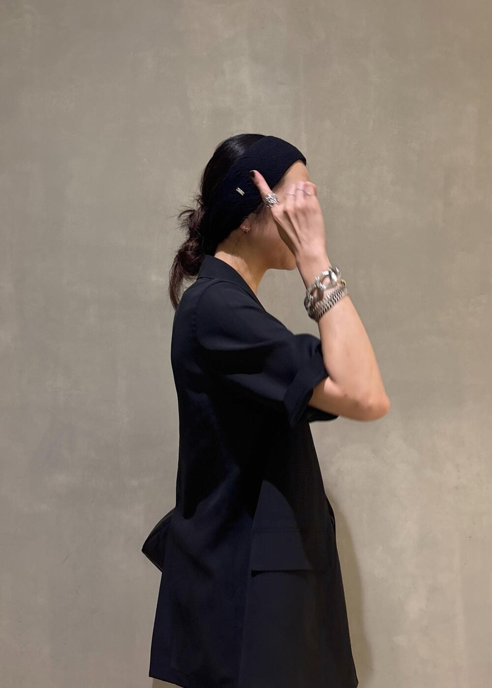 ブラック系のシャツ/ブラウス、ブルー系のデニムパンツ、シルバー系のネックレスを着用したレディースの夏コーディネートの8枚目の写真