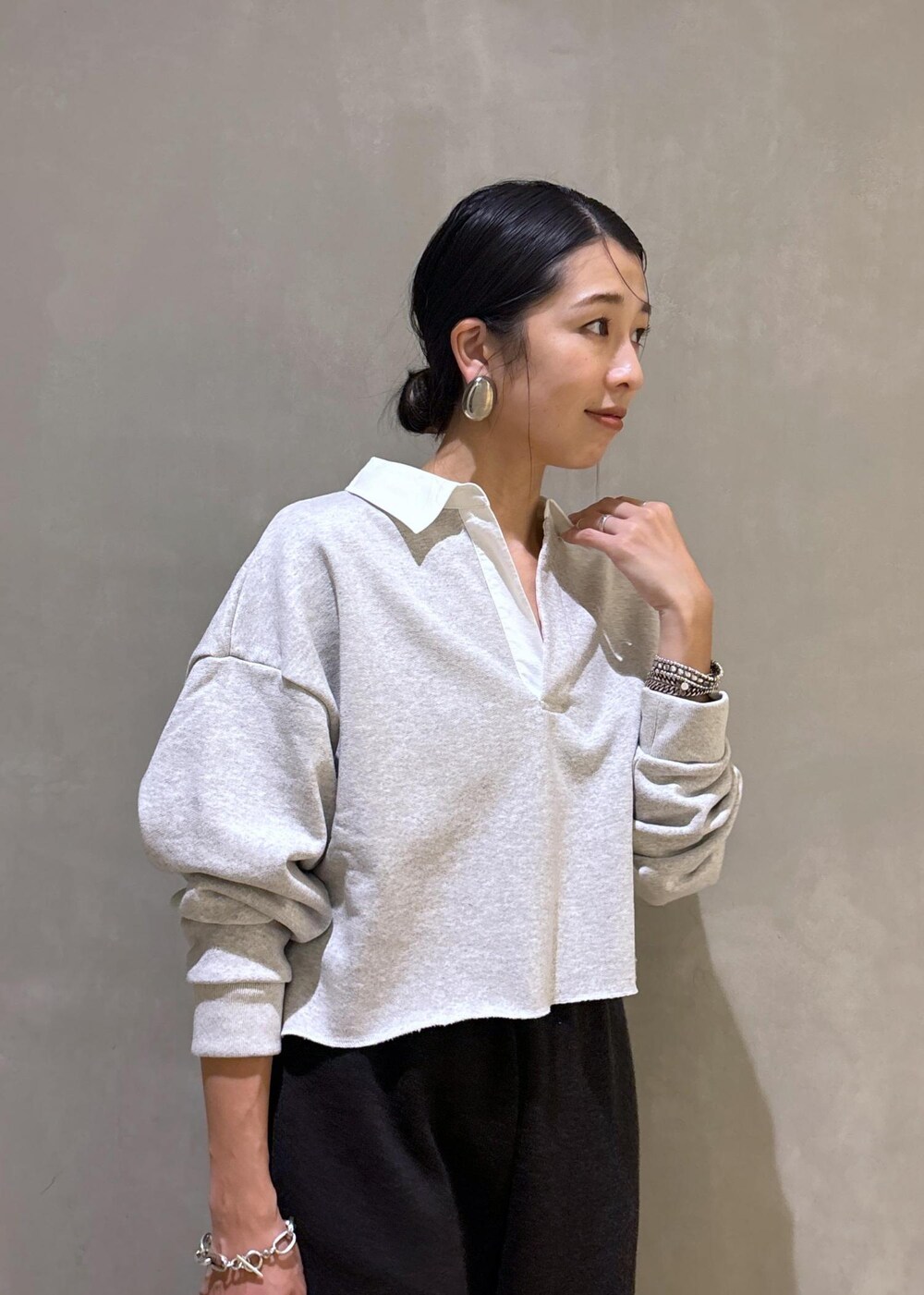 グレー系のその他パンツ、ブラック系のトートバッグ、ホワイト系のTシャツ/カットソーを着用したレディースの秋コーディネートの6枚目の写真