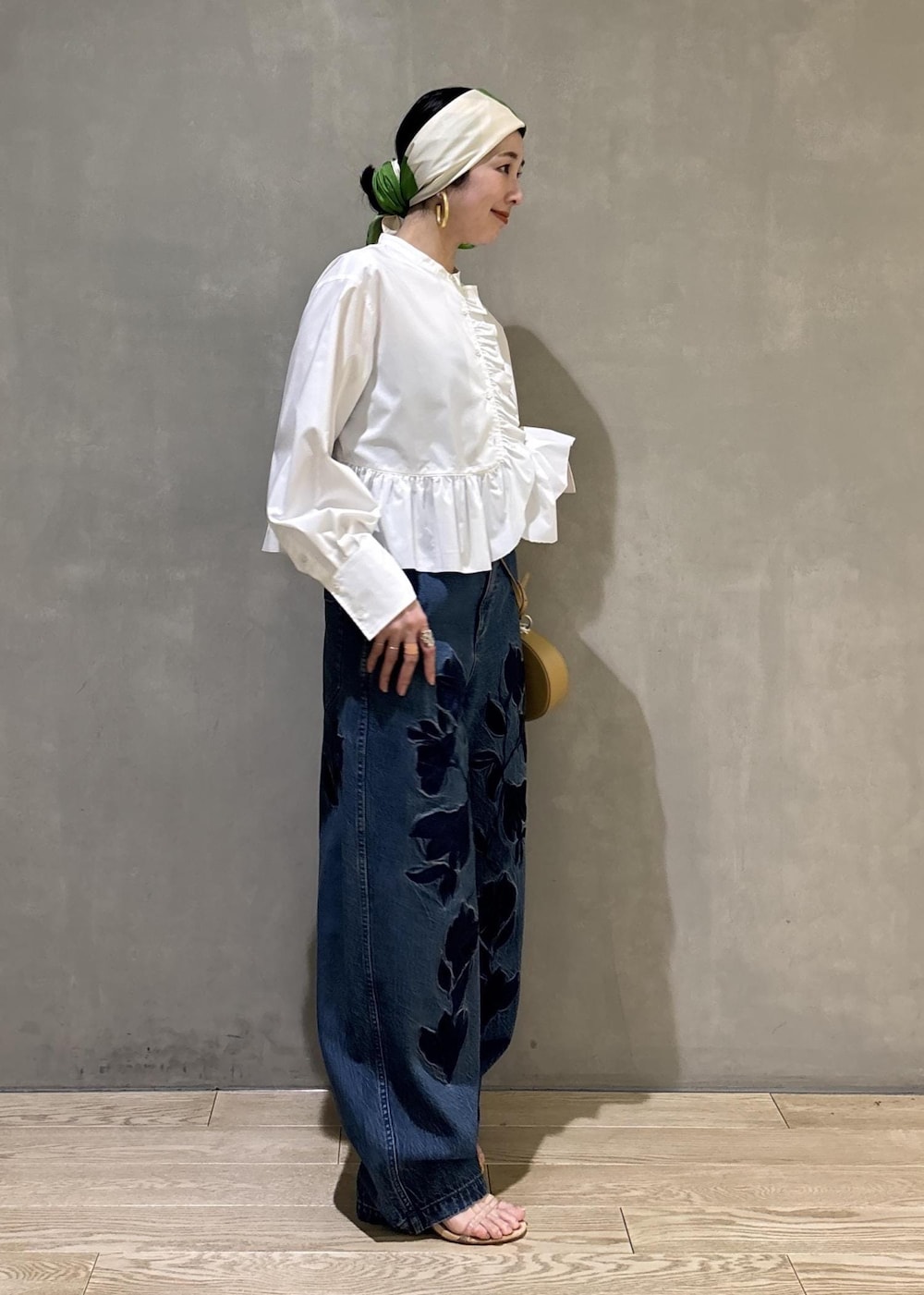 ホワイト系のシャツ/ブラウス、イエロー系のキーホルダー、グリーン系のバンダナ/スカーフを着用したレディースの冬コーディネートの6枚目の写真