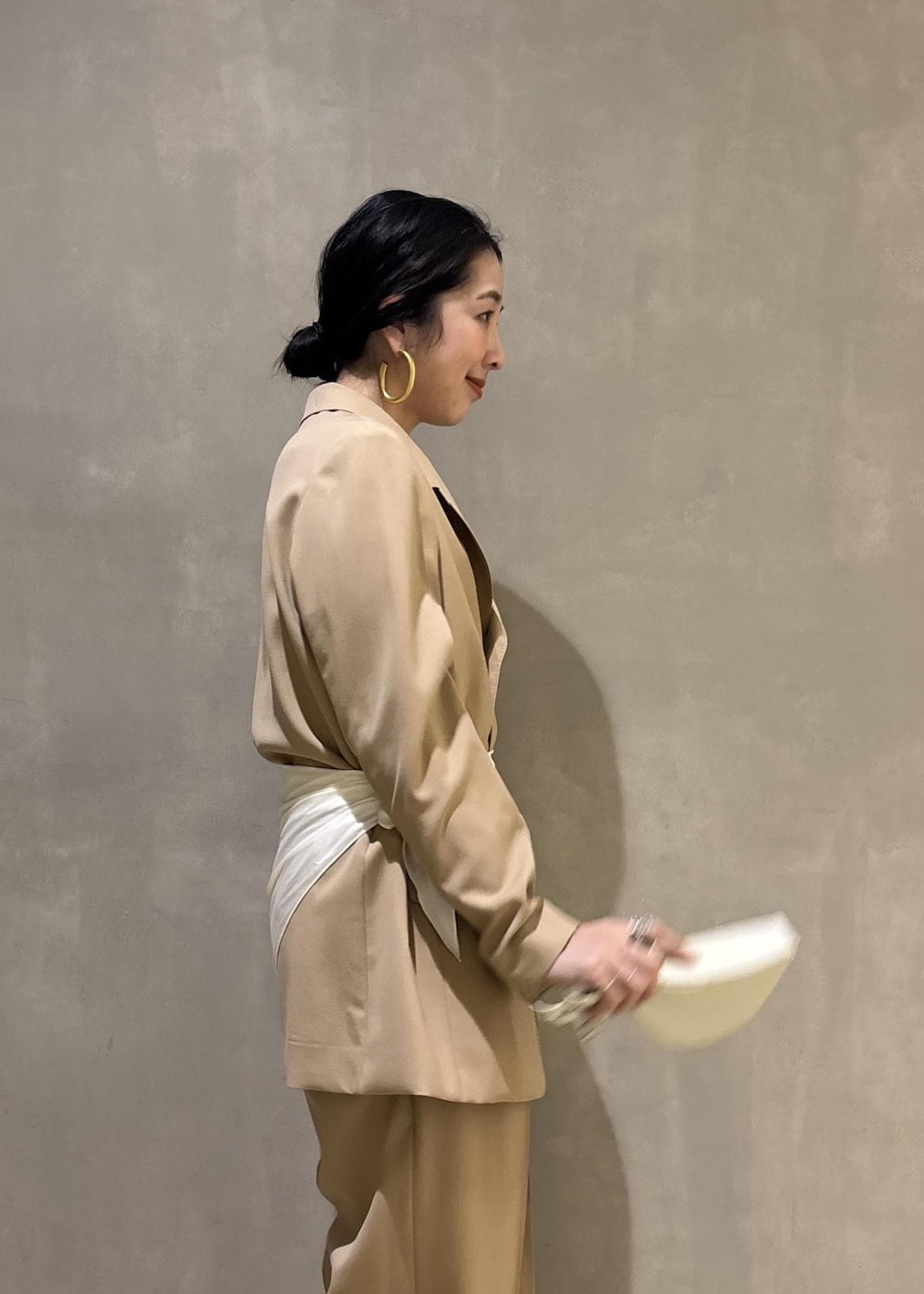 ベージュ系のテーラードジャケット、ホワイト系のシャツ/ブラウス、ベージュ系のスラックスを着用したレディースの冬コーディネートの10枚目の写真