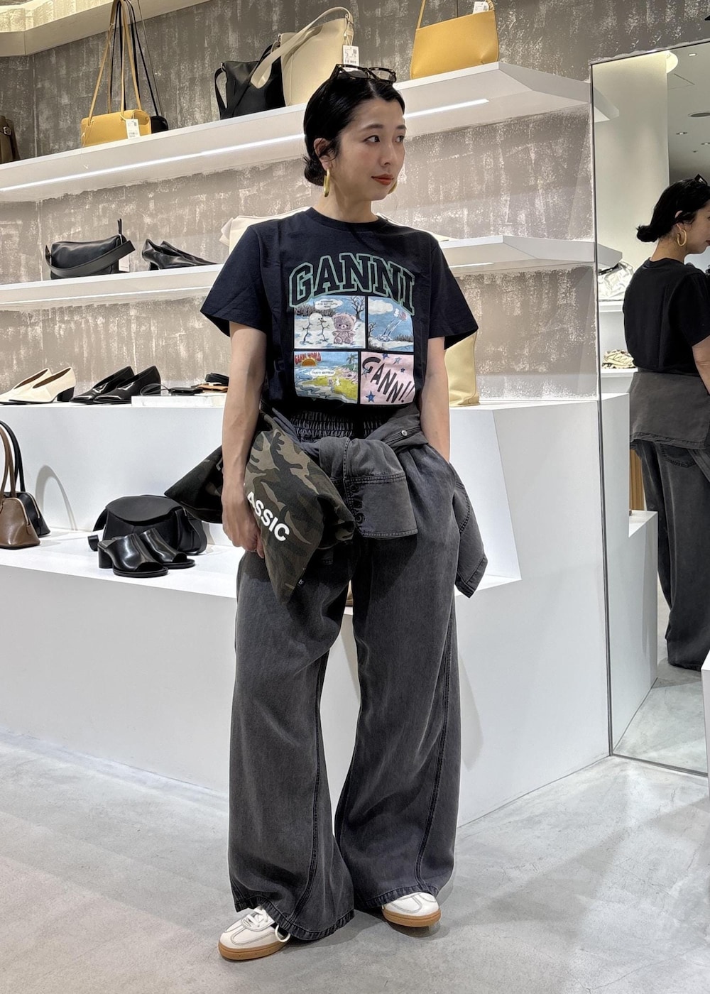 ブラック系のシャツ/ブラウス、ブラック系のデニムパンツ、グレー系のTシャツ/カットソーを着用したレディースの春コーディネートの6枚目の写真