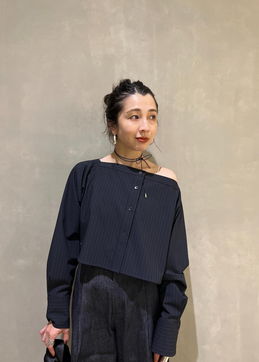ブルー系のデニムパンツ、ブルー系のスカート、ブラック系のローファーを着用したレディースの夏コーディネートの6枚目の写真