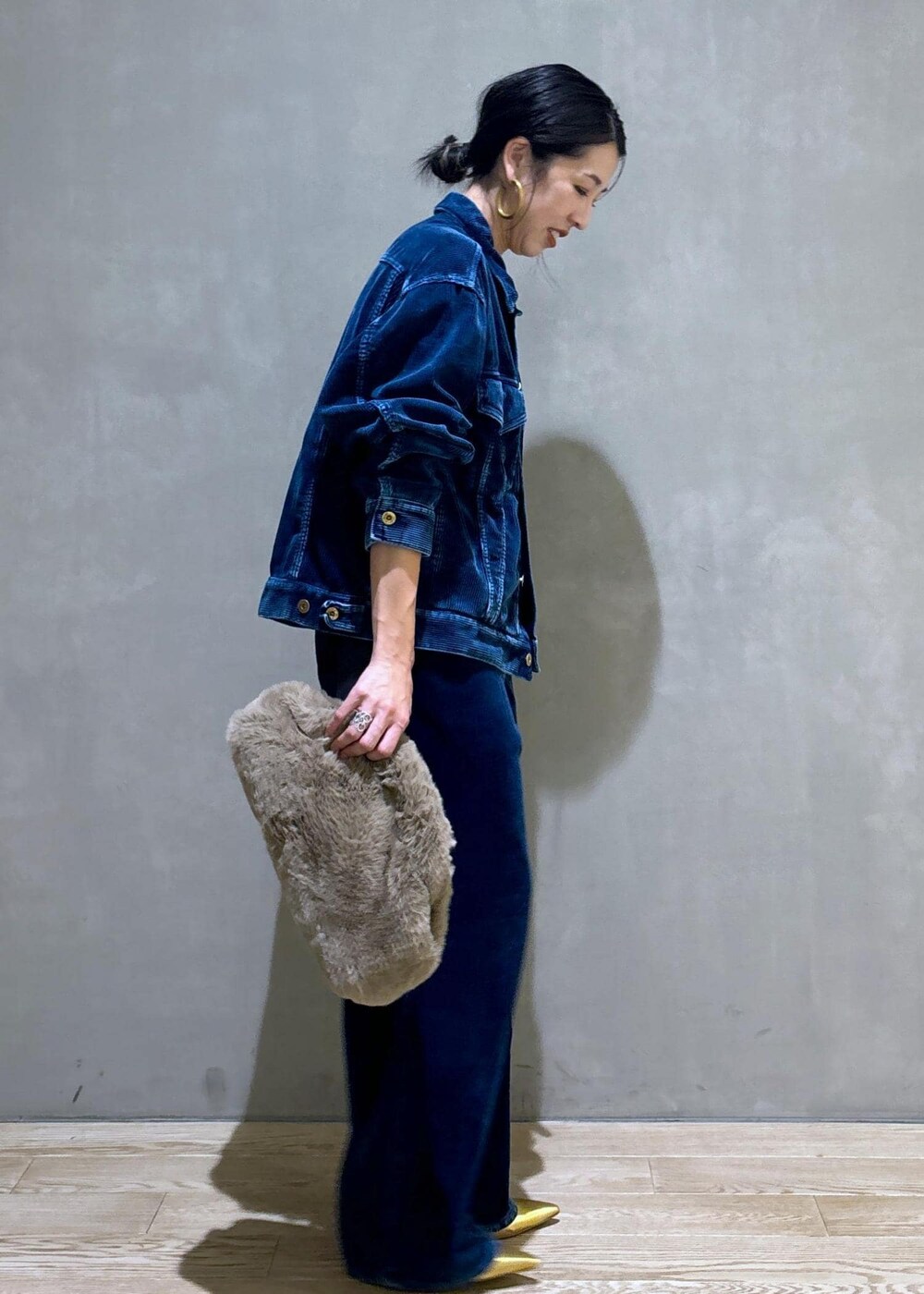 ゴールド系のその他シューズ、ベージュ系のショルダーバッグを着用したレディースの秋コーディネートの5枚目の写真