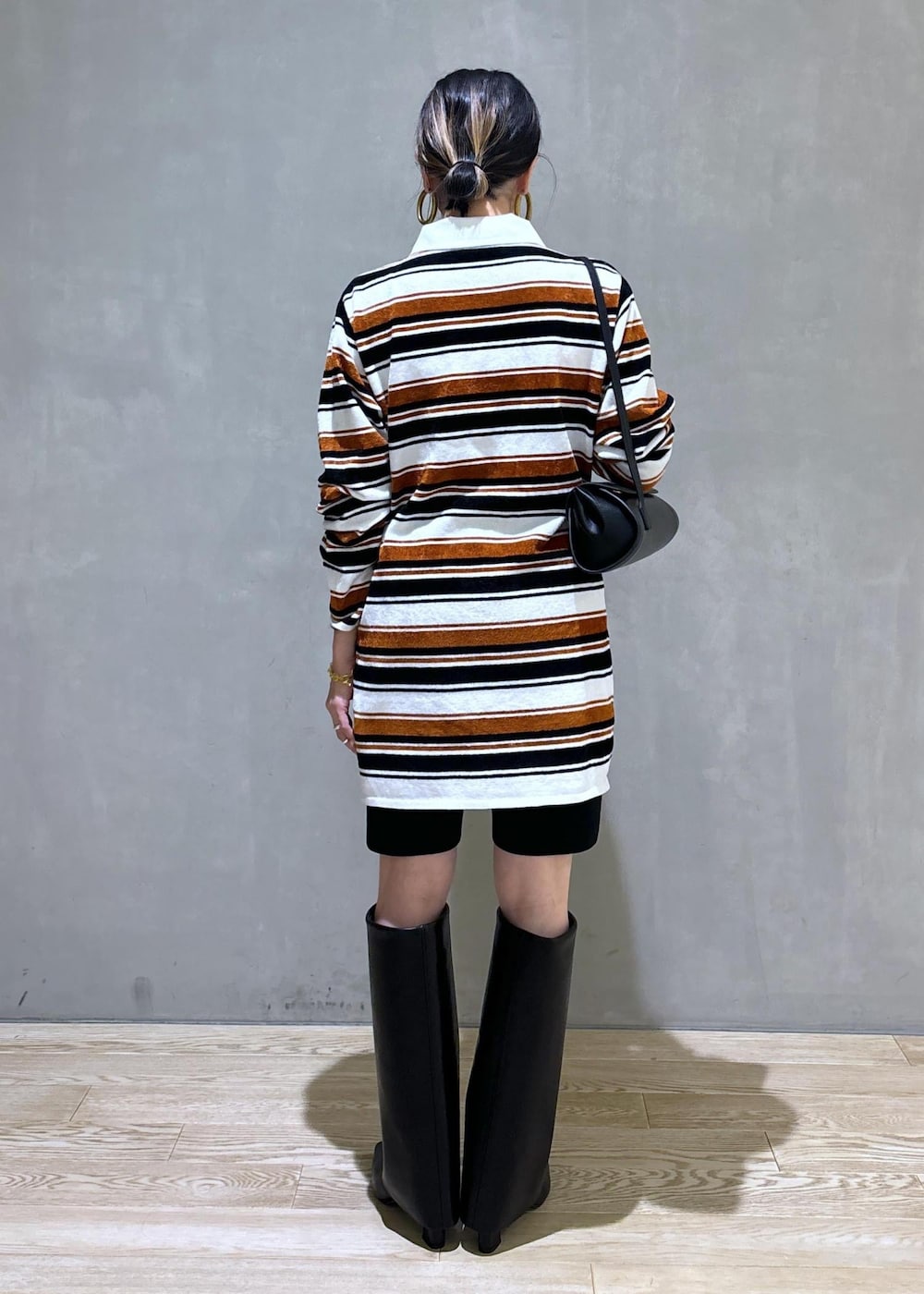 ブラック系のその他パンツ、ブラウン系のワンピースを着用したレディースの夏コーディネートの6枚目の写真