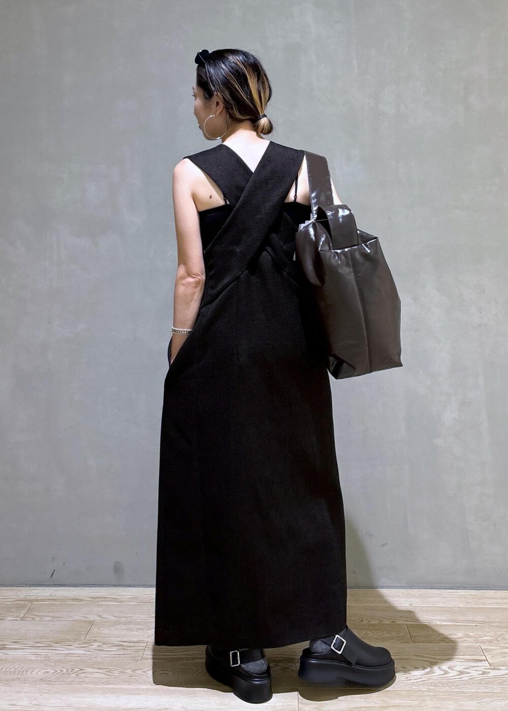 ブラック系のその他パンツ、ブラック系のチューブトップ、ブラック系のサンダルを着用したレディースの夏コーディネートの7枚目の写真