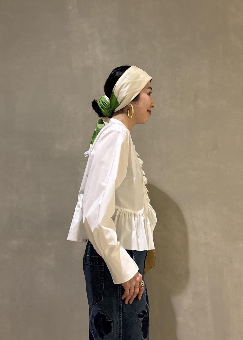 ホワイト系のシャツ/ブラウス、イエロー系のキーホルダー、グリーン系のバンダナ/スカーフを着用したレディースの冬コーディネートの10枚目の写真