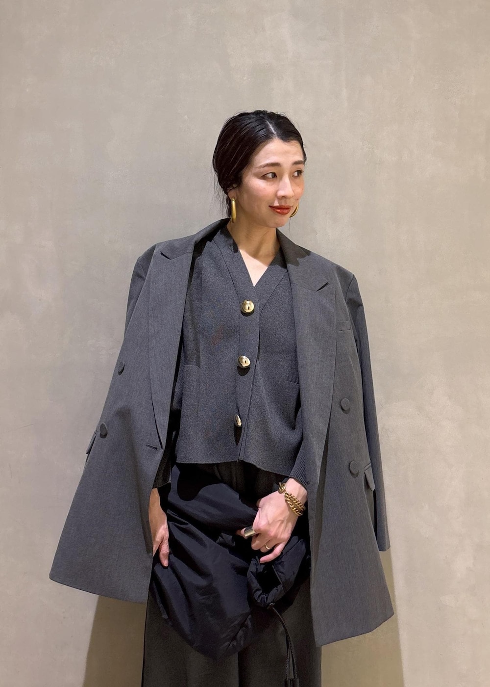ブラック系のトートバッグ、グレー系のテーラードジャケット、グレー系のその他パンツを着用したレディースの冬コーディネートの10枚目の写真