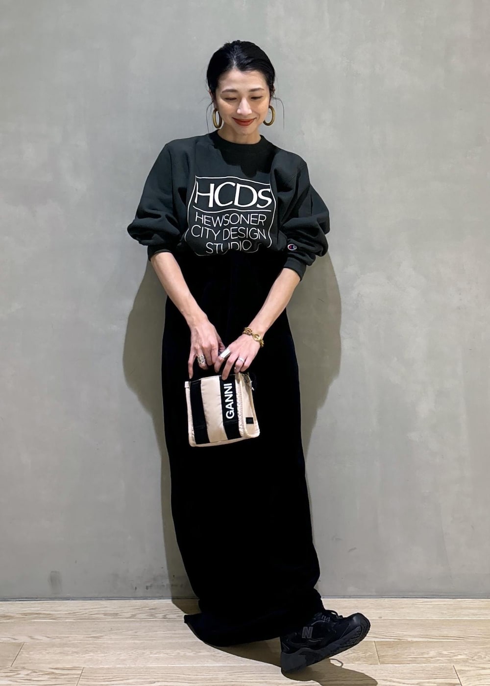 「GANNI、ガニー、チャンピオン、グリーン、ベロアワンピース、Champion for ADAM ET ROPE'、Champion、ショルダーバッグ、初秋コーデ、秋コーデ、お出かけコーデ、アウトドアコーデ、スポーツミックス、ストリート、大人カジュアル」｜「GANNIの【GANNI for ADAM ET ROPE'】Recycled tech Mini Tote（トートバッグ、ベージュ系）」を使った、SAKIさん（レディース・154cm）の秋コーディネートの7枚目の写真