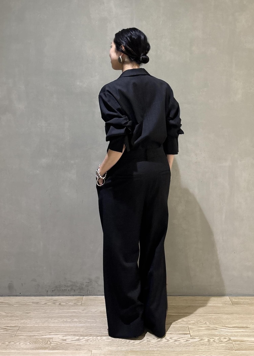 ブラック系のサンダル、グレー系のつなぎ/オールインワン、ホワイト系のキーホルダーを着用したレディースの秋コーディネートの5枚目の写真