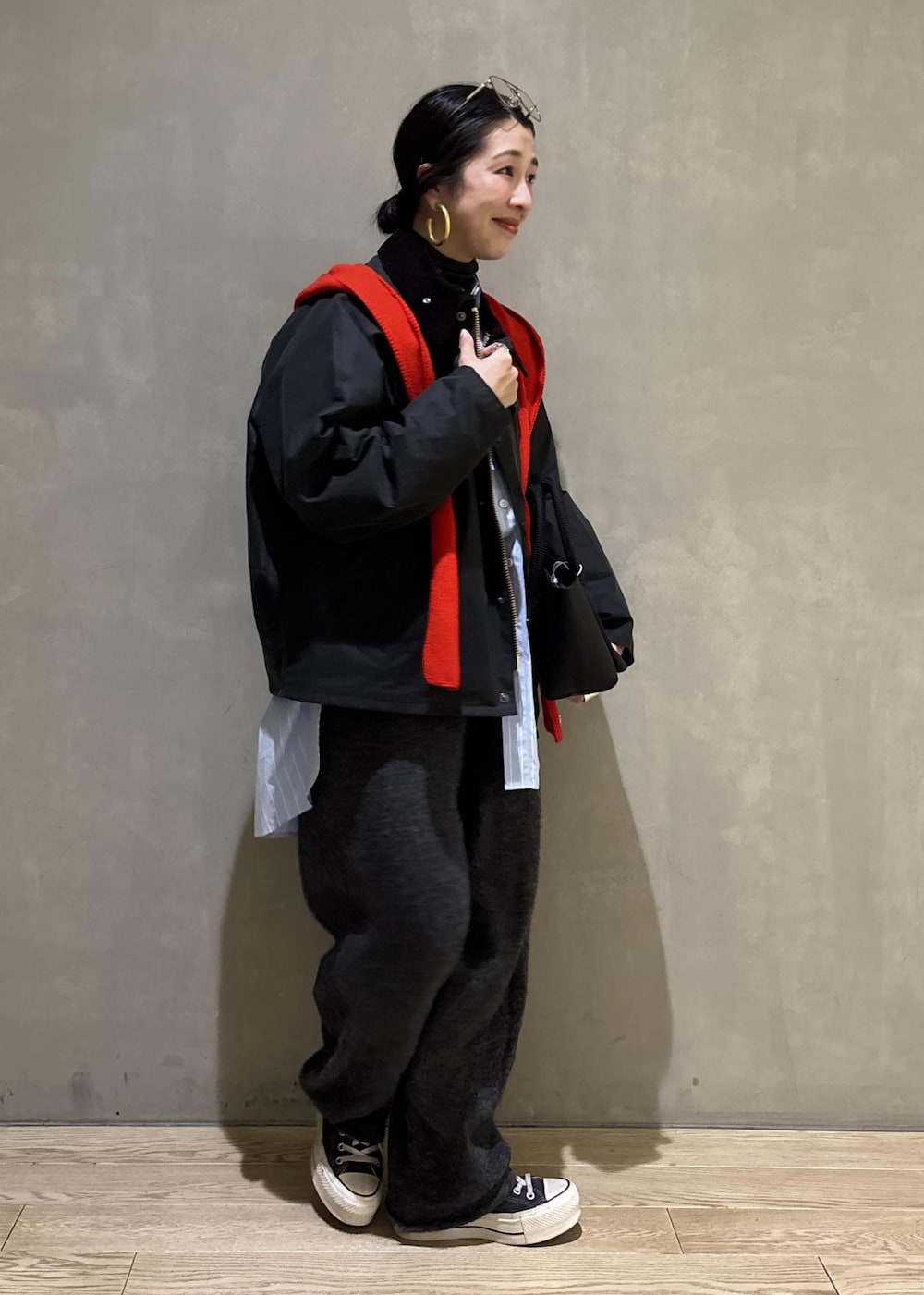 ブルー系のシャツ/ブラウス、グレー系のニット/セーター、グレー系のその他パンツを着用したレディースの冬コーディネートの8枚目の写真