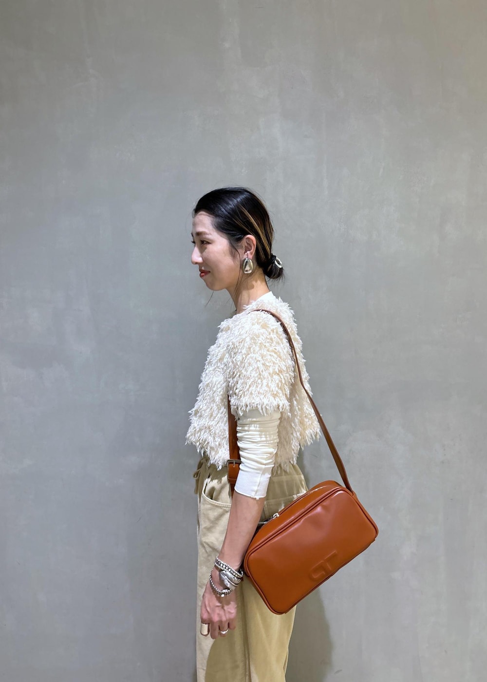 ホワイト系のTシャツ/カットソー、ベージュ系のサンダル、ブラウン系のショルダーバッグを着用したレディースの夏コーディネートの9枚目の写真