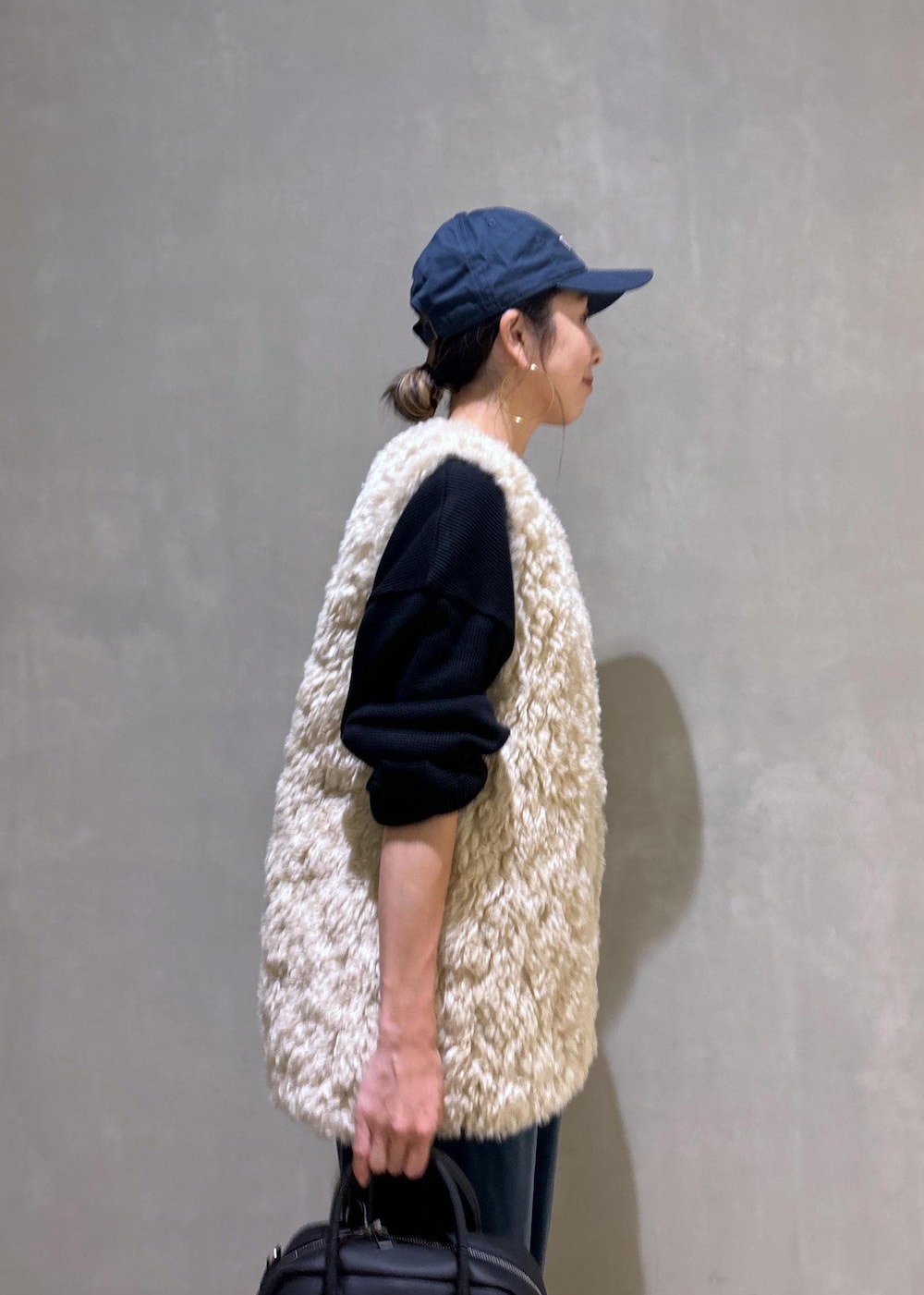 ブラック系のTシャツ/カットソー、ホワイト系のパンプス、ベージュ系のその他アウターを着用したレディースの秋コーディネートの8枚目の写真