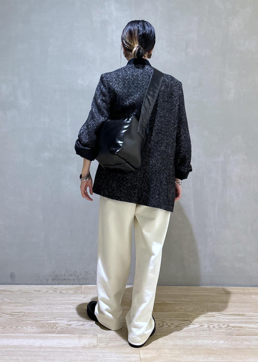 ホワイト系のスウェットパンツ、ブラック系のノーカラージャケット、ブラック系のショルダーバッグを着用したレディースの秋コーディネートの5枚目の写真