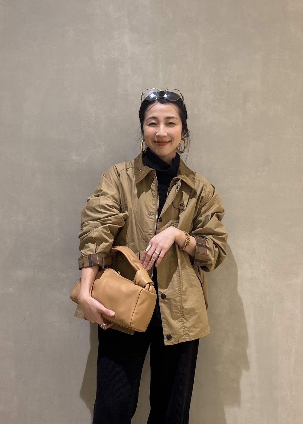 ベージュ系のブルゾンを着用したレディースの冬コーディネートの9枚目の写真