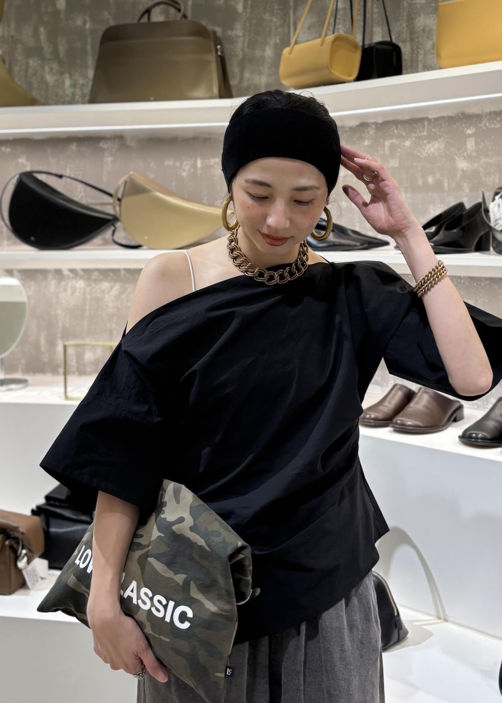 ブラック系のデニムパンツ、ブラック系のTシャツ/カットソーを着用したレディースの春コーディネートの7枚目の写真