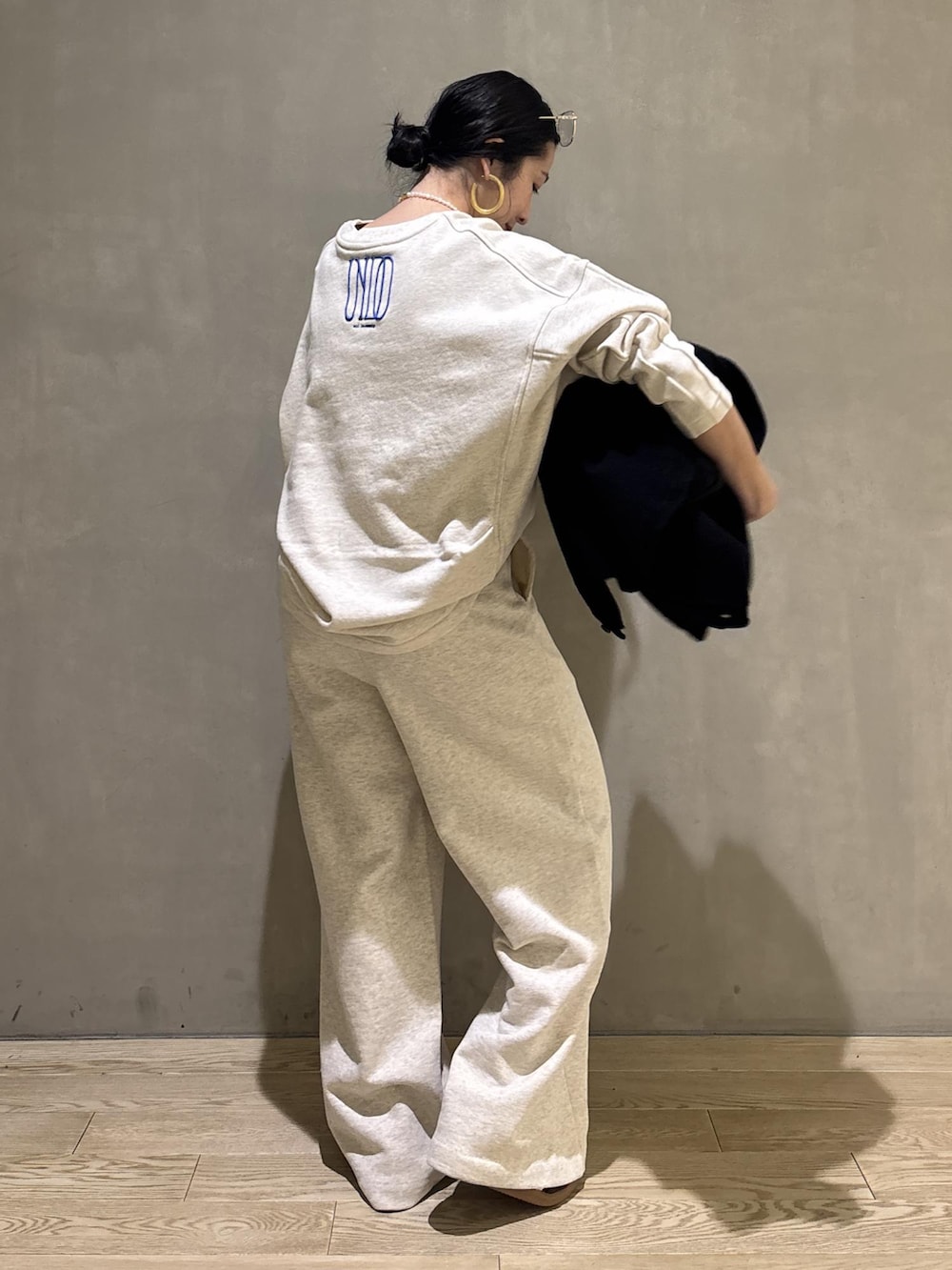 ブラック系のハンドバッグ、ホワイト系のその他パンツ、ホワイト系のスウェットを着用したレディースの冬コーディネートの6枚目の写真