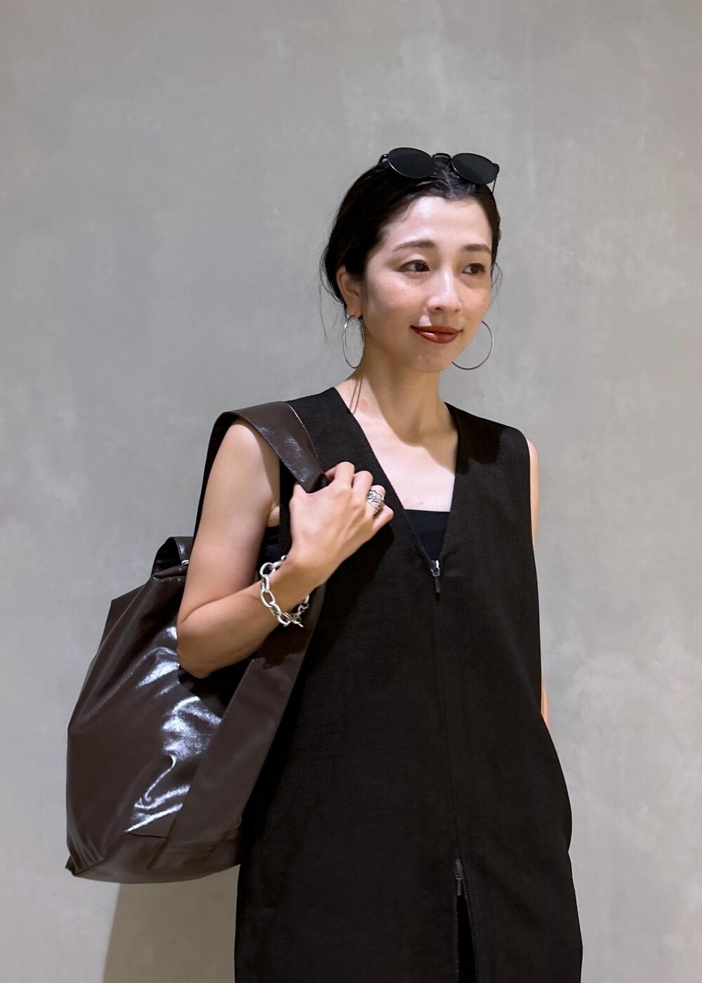 ブラック系のその他パンツ、ブラック系のチューブトップ、ブラック系のサンダルを着用したレディースの夏コーディネートの8枚目の写真