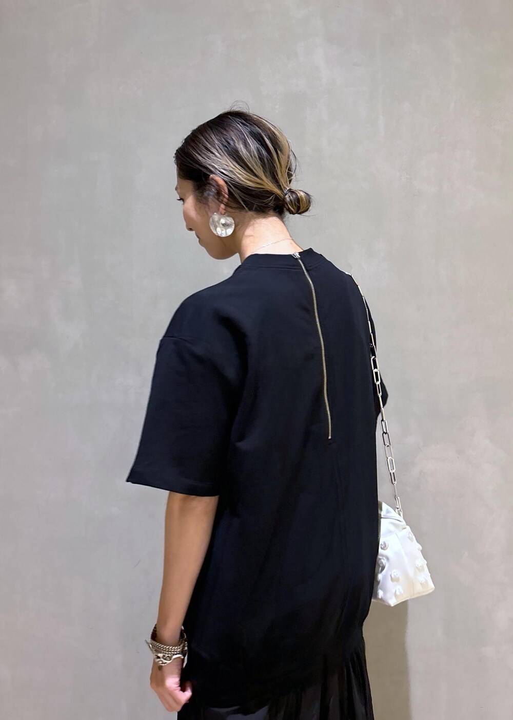 ホワイト系のショルダーバッグ、ブラック系のブーツ、ブラック系のワンピースを着用したレディースの夏コーディネートの10枚目の写真