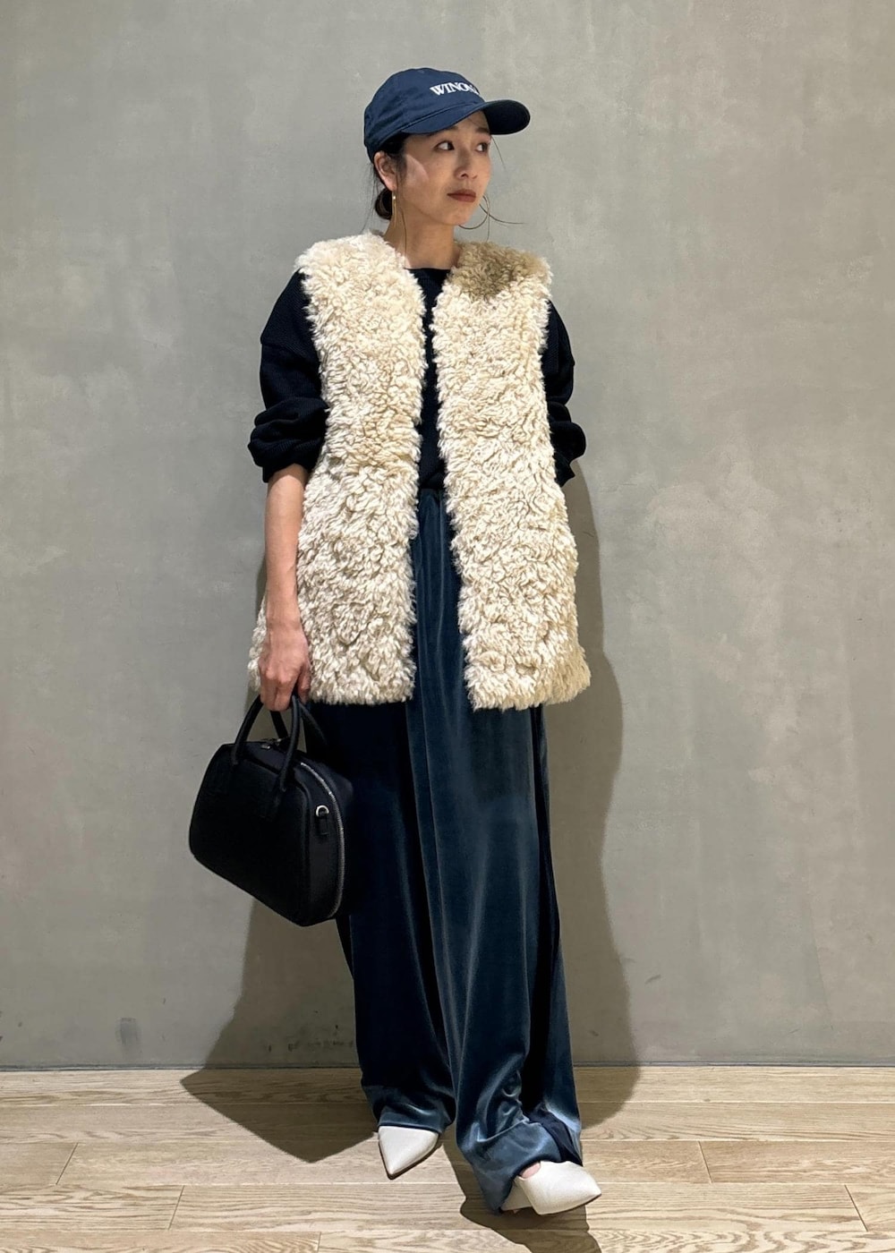 ブラック系のTシャツ/カットソー、ホワイト系のパンプス、ベージュ系のその他アウターを着用したレディースの秋コーディネートの3枚目の写真