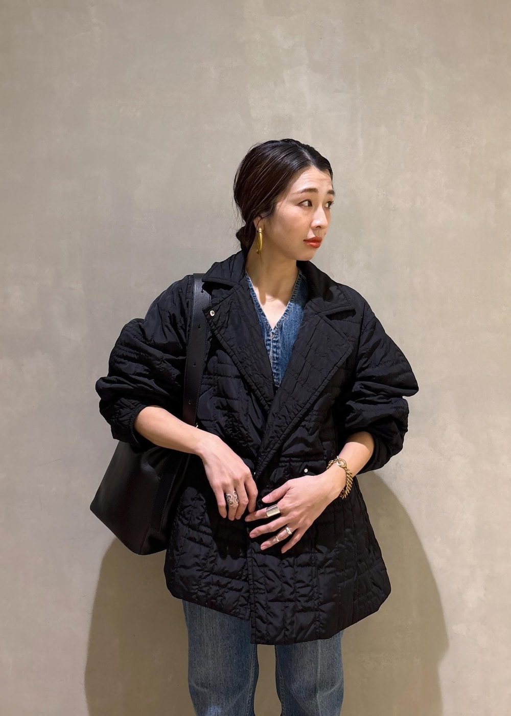 ブラック系のショルダーバッグ、ブルー系のシャツ/ブラウス、ブラック系のブルゾンを着用したレディースの冬コーディネートの6枚目の写真