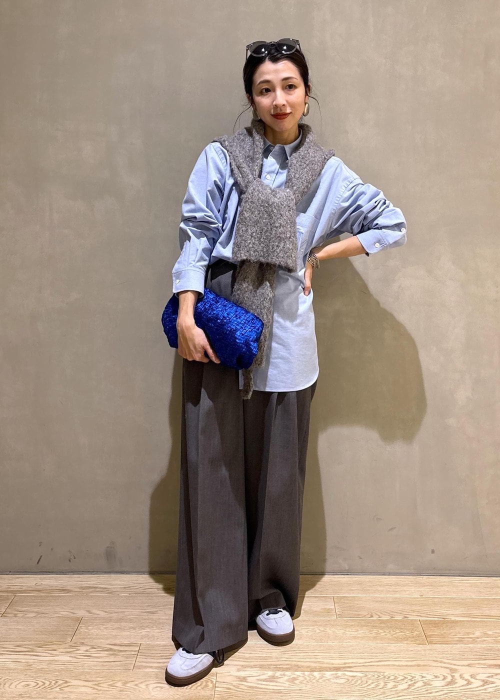 ブルー系のスニーカー、ブルー系のシャツ/ブラウス、グレー系のスラックスを着用したレディースの冬コーディネートの3枚目の写真