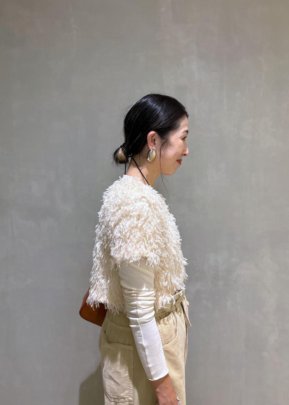 ホワイト系のTシャツ/カットソー、ベージュ系のサンダル、ブラウン系のショルダーバッグを着用したレディースの夏コーディネートの7枚目の写真