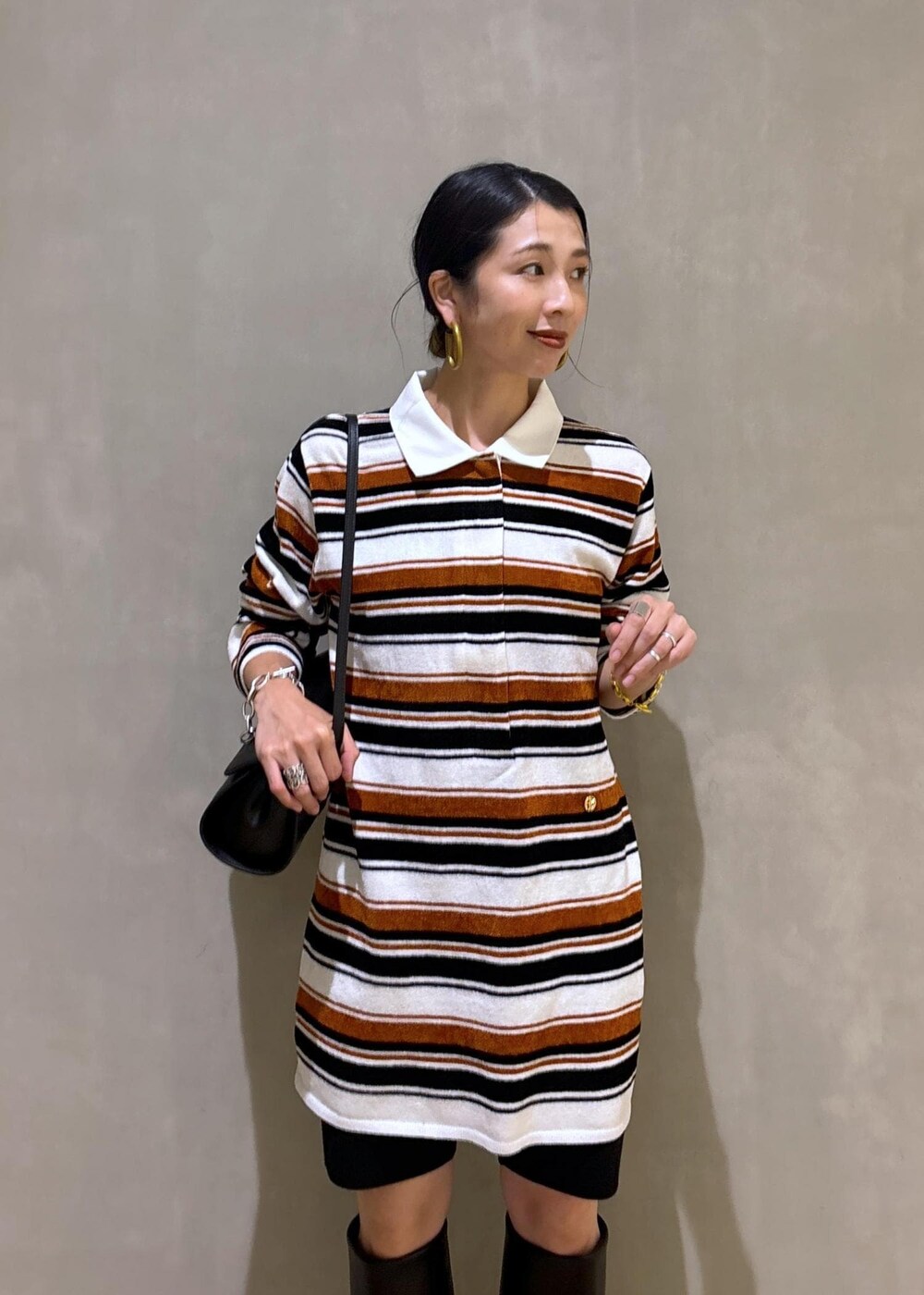 ブラック系のその他パンツ、ブラウン系のワンピースを着用したレディースの夏コーディネートの8枚目の写真