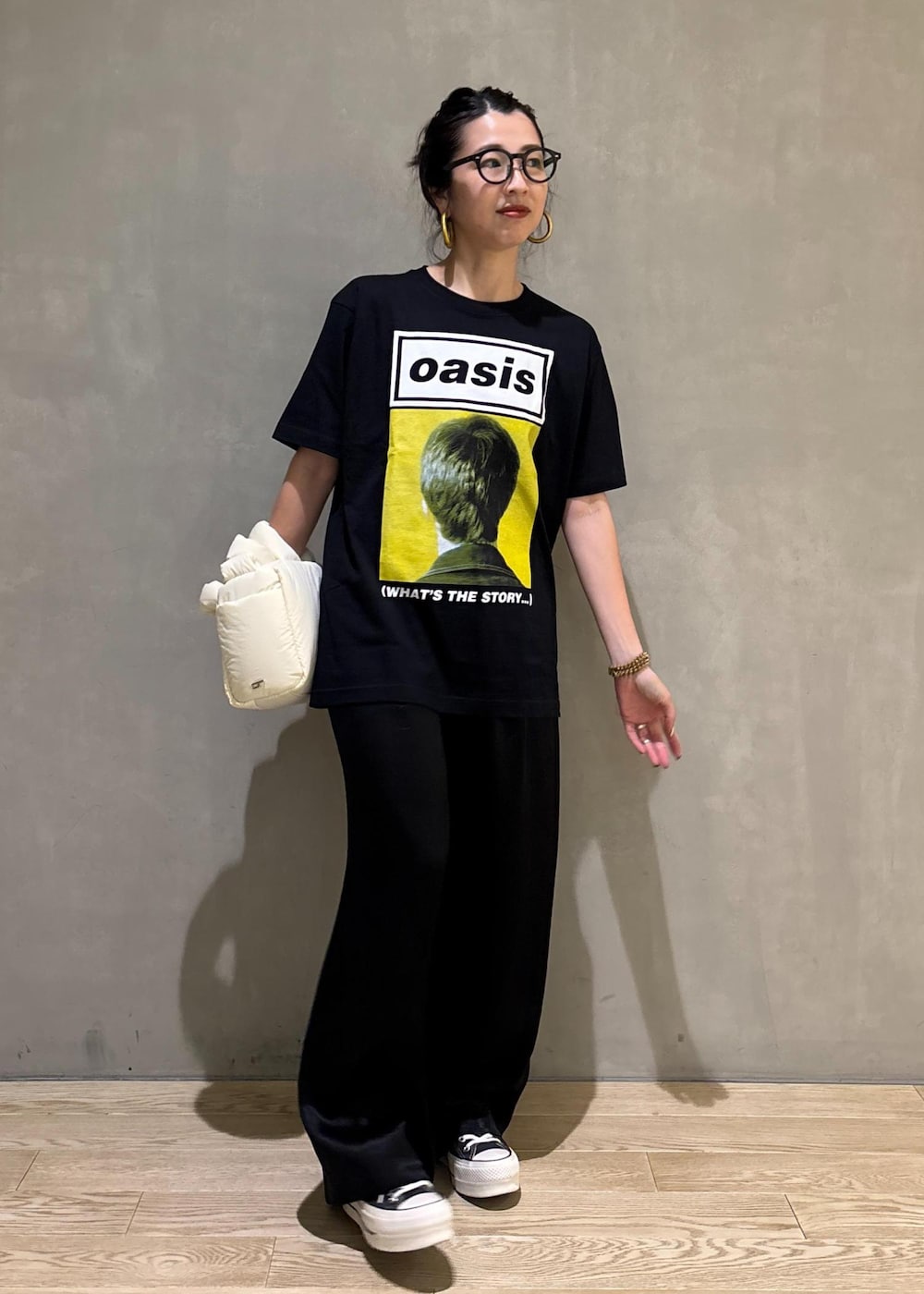 ブラック系のスラックス、イエロー系のTシャツ/カットソーを着用したレディースの夏コーディネートの2枚目の写真