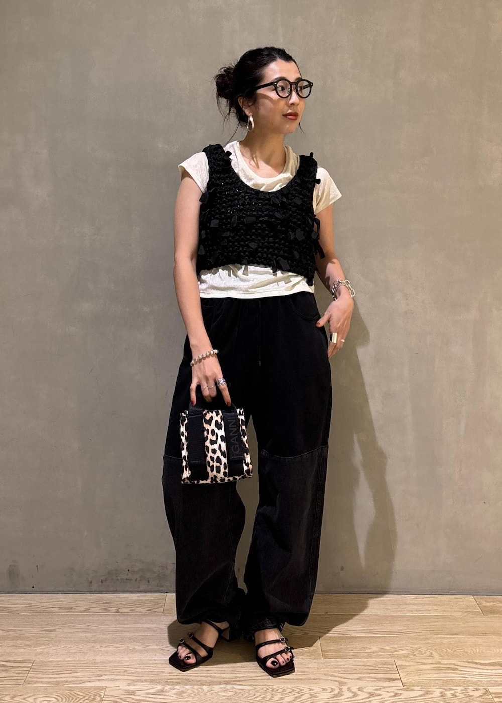 ホワイト系のTシャツ/カットソー、ベージュ系のショルダーバッグ、ブラック系のベストを着用したレディースの夏コーディネートの2枚目の写真