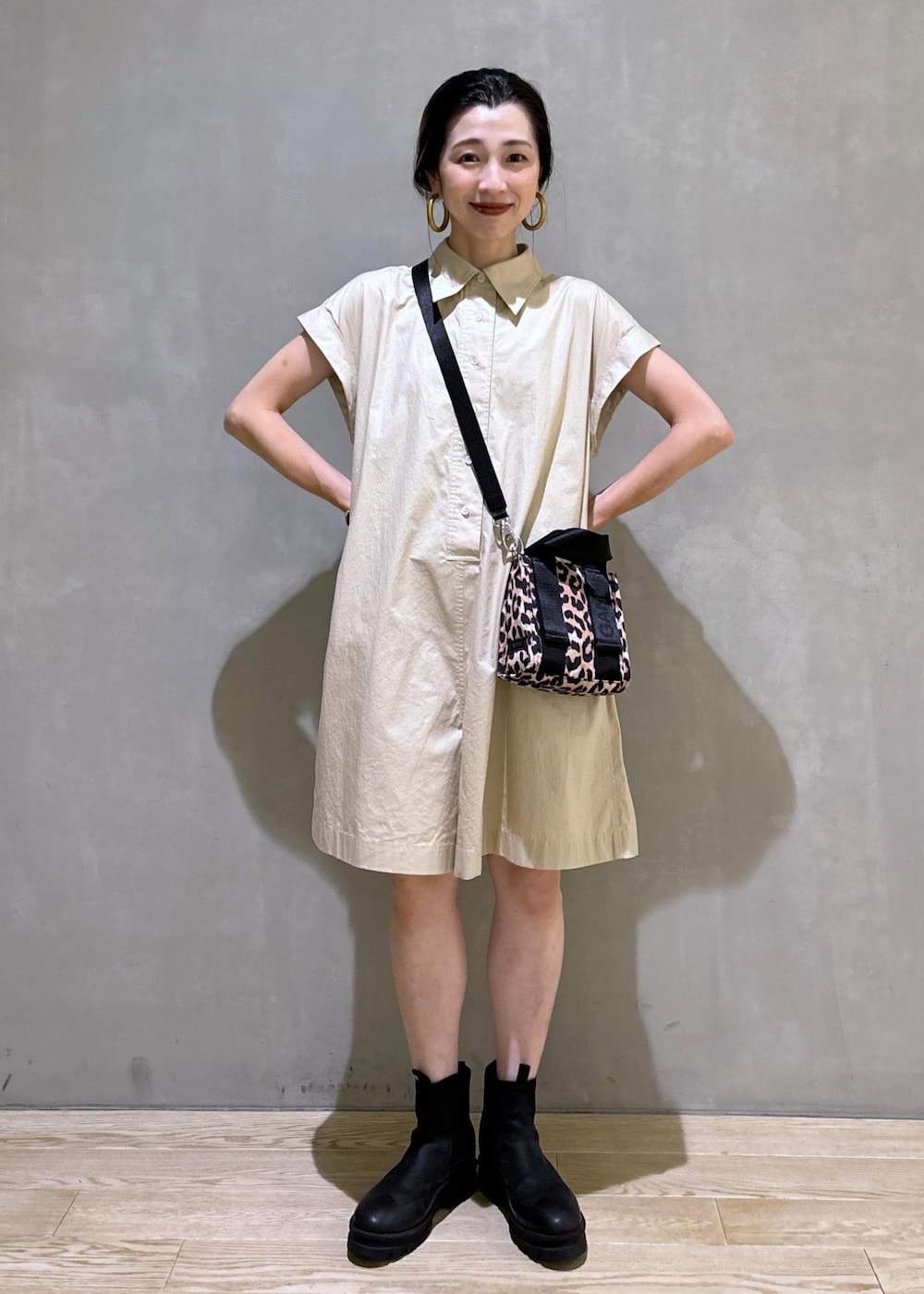 ベージュ系のつなぎ/オールインワン、ベージュ系のトートバッグを着用したレディースの夏コーディネートの2枚目の写真