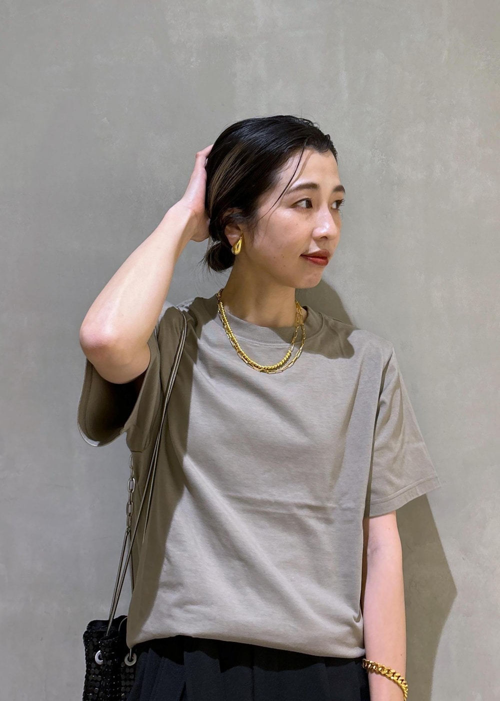 ブラック系のその他パンツ、ブラック系のハンドバッグ、グレー系のTシャツ/カットソーを着用したレディースの夏コーディネートの7枚目の写真