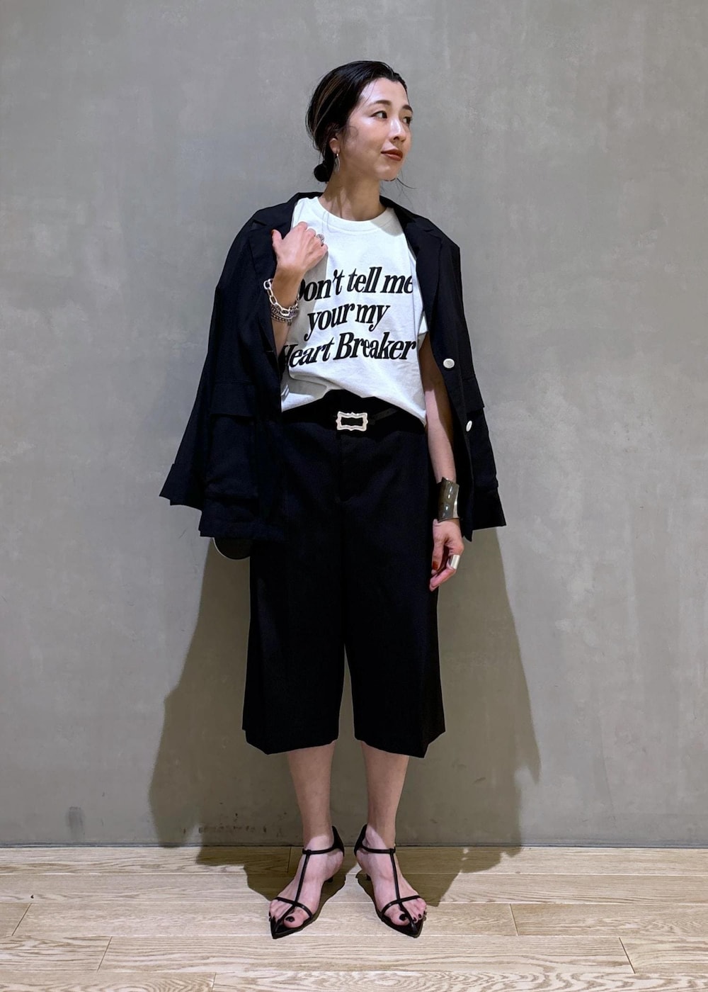「低身長コーディネート、低身長コーデ、ハーフパンツ、ショートパンツ、24SS、KNOWHOW jewelry for ADAM ET ROPE'、KNOWHOW jewelry、ノウハウジュエリー、ジャケットスタイル、羽織、シャツジャケット、サンダル、ブラック、Tシャツ、ストラップ」|「ADAM ET ROPE'の【サステナブル】ナロークロスストラップサンダル(サンダル、ブラック系)」を使った、SAKIさん(レディース・154cm)の夏コーディネートの2枚目の写真