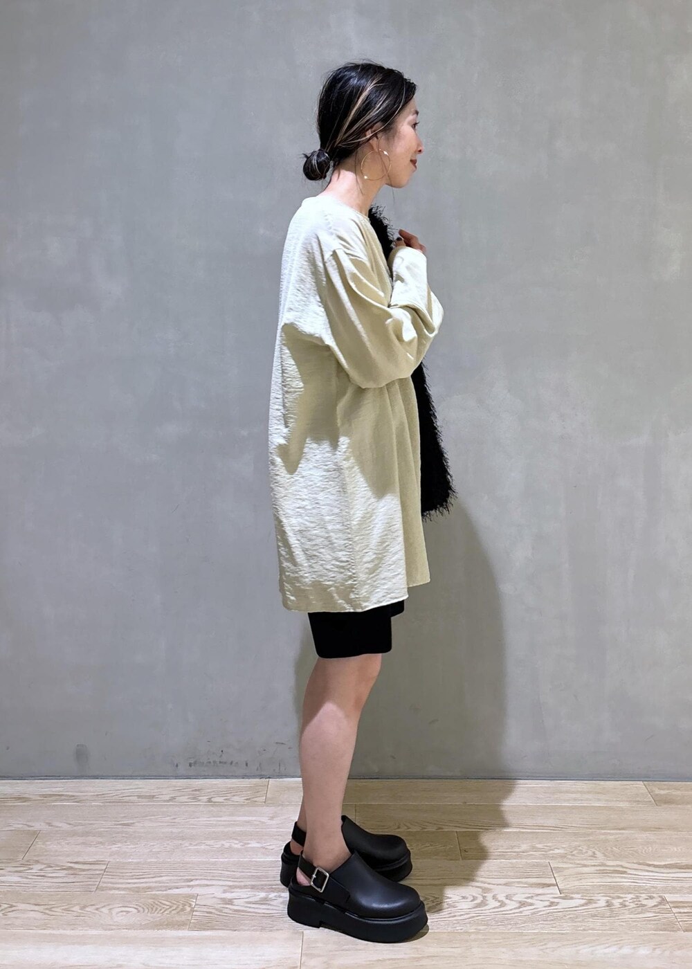 ブラック系のその他パンツ、ブラック系のサンダル、ベージュ系のシャツ/ブラウスを着用したレディースの夏コーディネートの5枚目の写真