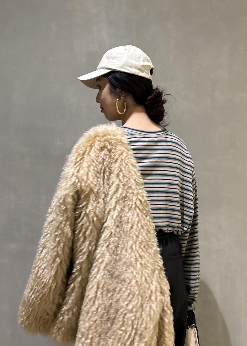 ベージュ系のトートバッグ、ベージュ系のその他アウター、ブラック系のその他パンツを着用したレディースの秋コーディネートの9枚目の写真