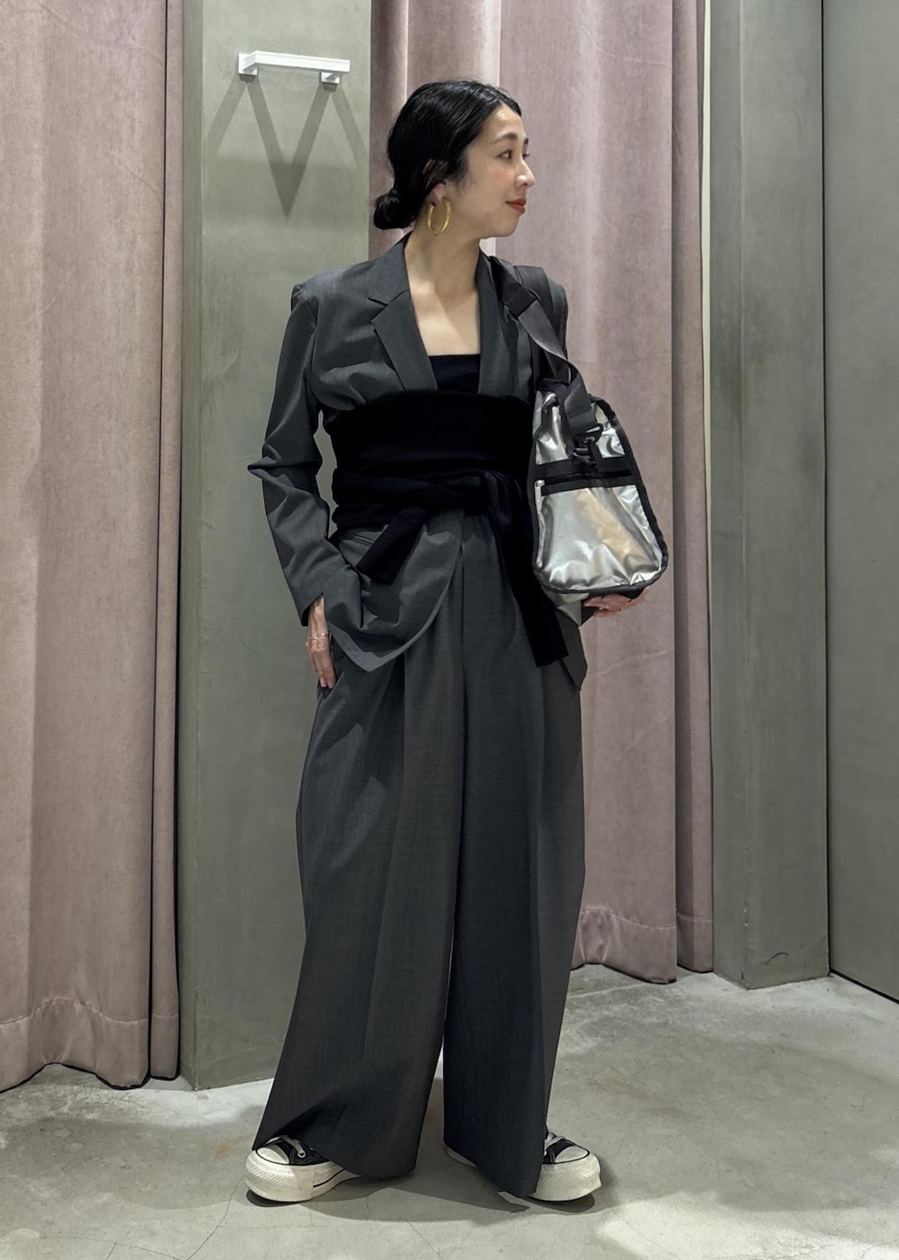 グレー系のカーディガン/ボレロ、グレー系のテーラードジャケット、グレー系のスラックスを着用したレディースの春コーディネートの6枚目の写真